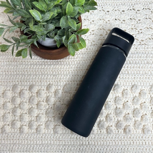 PELOTON Workout Glass Water Bottle with Lid Silicone Sleeve Black Logo - Picture 2 of 9